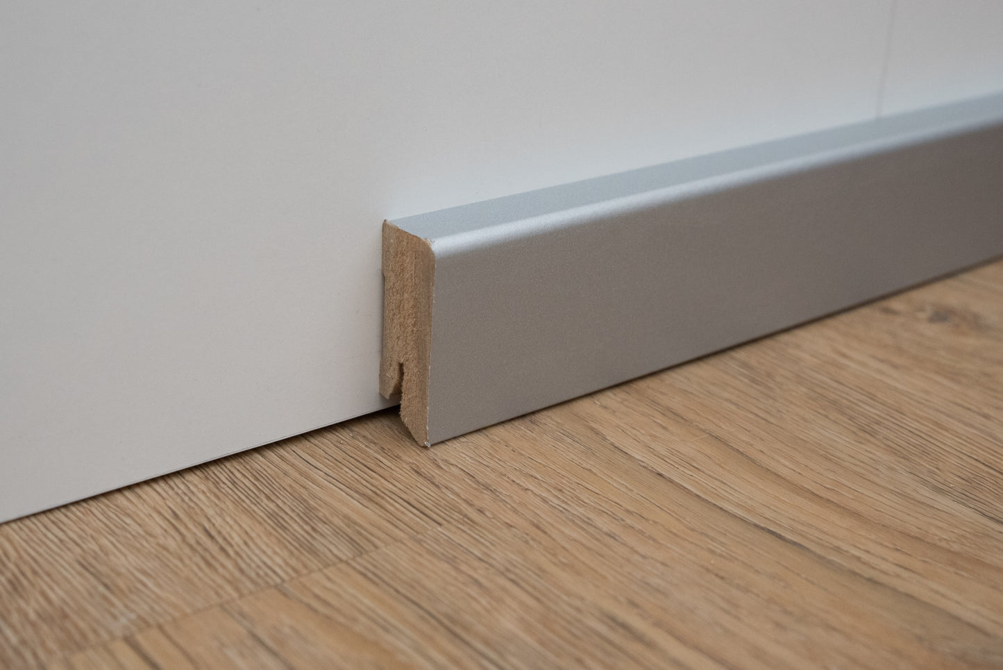 Moderne clip-sockelleiste silber